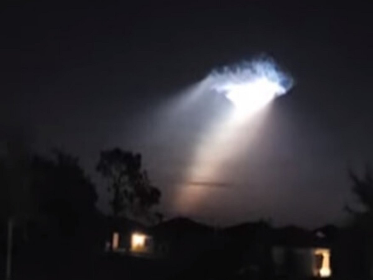 Религиозный мужчина увидел в небе портал в райские кущи