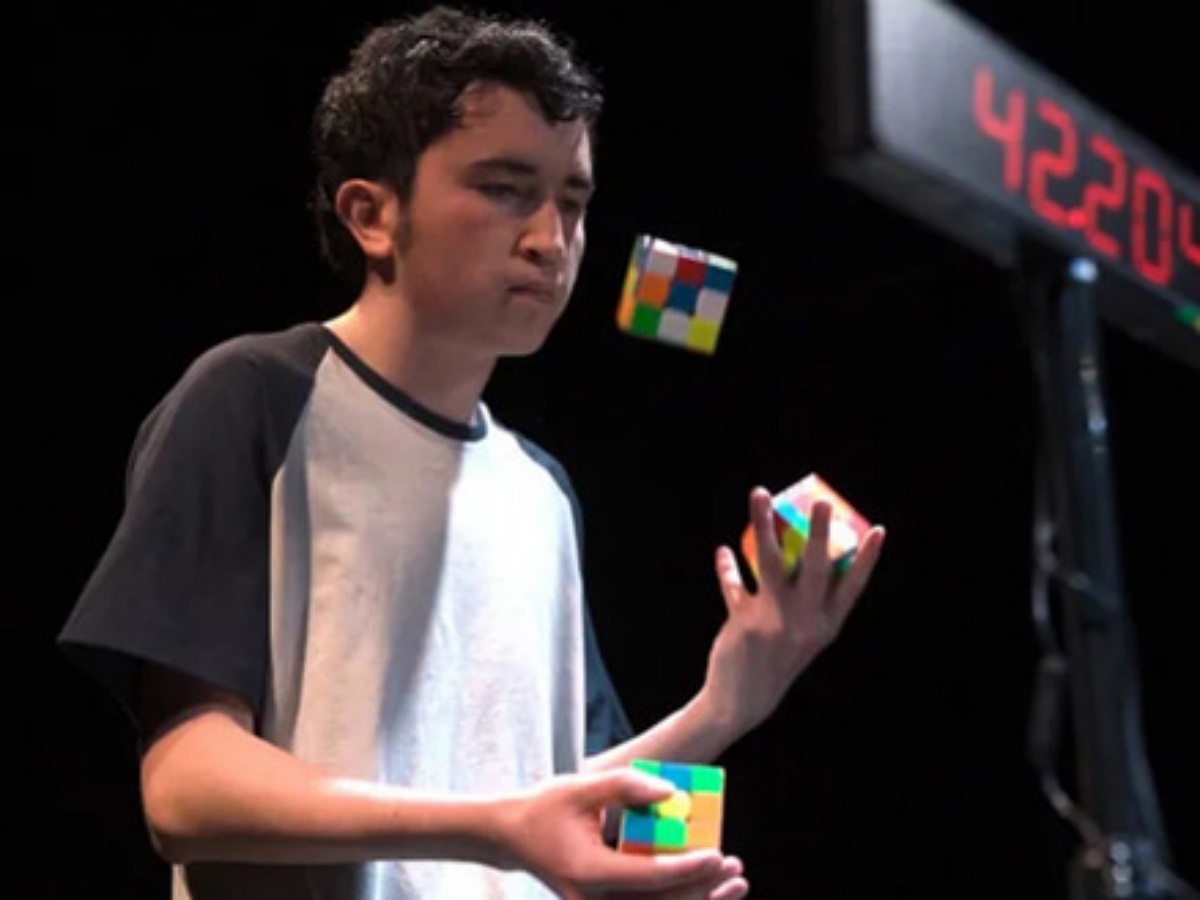 Рекордсмен собирает кубики-Рубика, жонглируя ими в воздухе