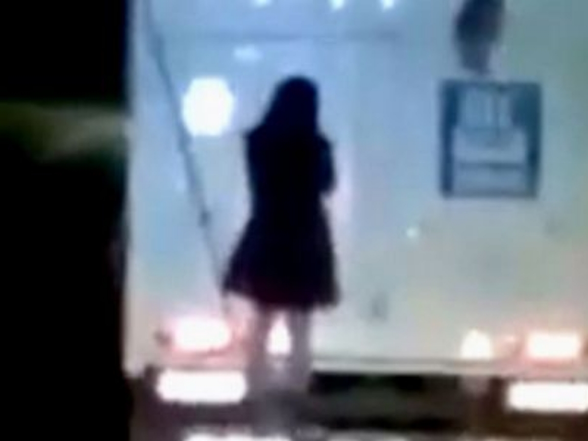 Призрачная попутчица прокатилась на фуре по ночной дороге, попав на видео