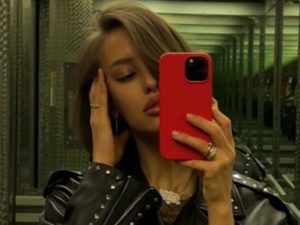 Любовница Тимати загорает топлес, возбуждая поклонников