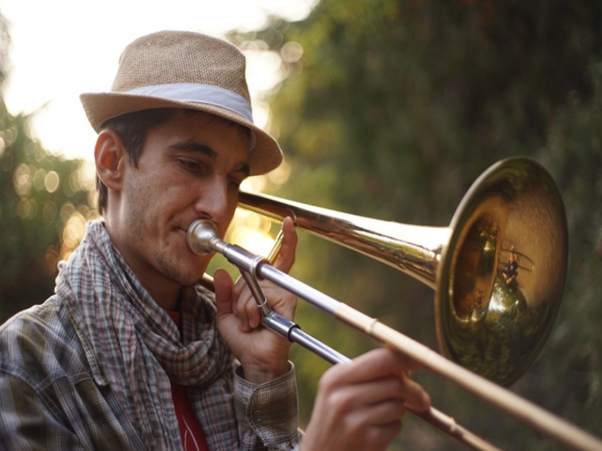 Учитель музыки прогнал медведя со школьного двора с помощью тромбона