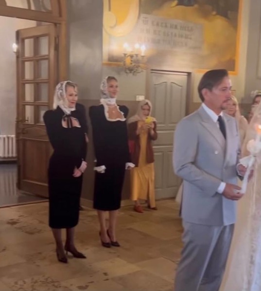 Похоронный наряд Ксении Собчак в церкви на венчании раскритиковали в Сети