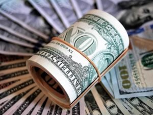 Сбер и ВТБ отменили валютные переводы в другие российские банки