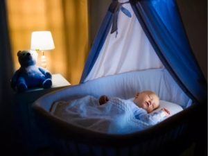 Видеоняня показала родителям спящего малыша жуткие кадры