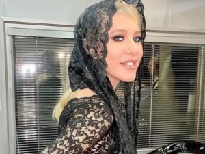 Похоронный наряд Ксении Собчак в церкви на венчании раскритиковали в Сети