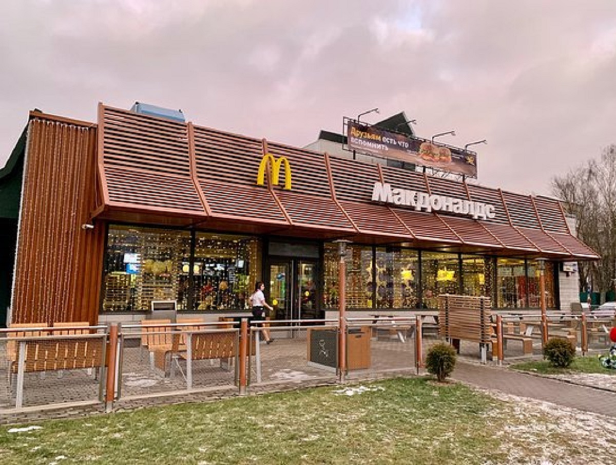 Новый логотип McDonald’s в России высмеяли, обвинив в плагиате