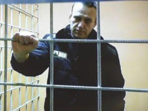 Навального этапировали