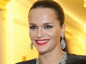 «Добрые люди, верните!»: певица Слава на гастролях лишилась дорогих платьев