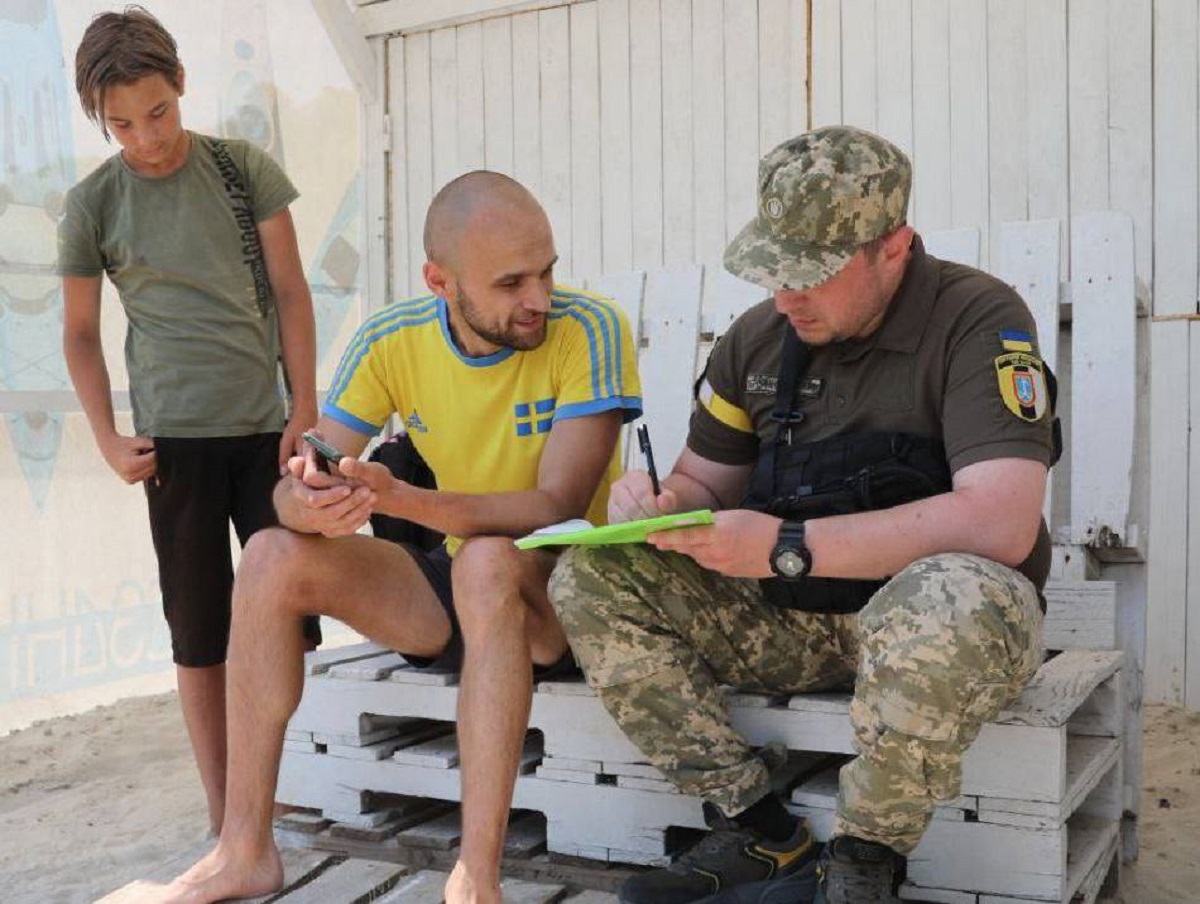 Фото украинцев, которым выдают повестки в армию на пляже Одессы, высмеяли в Сети