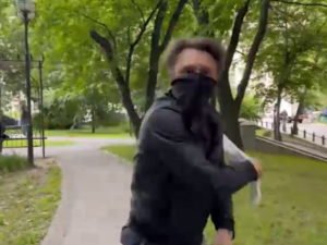 Шнуров высмеял «лютым дисом» Невзорова в новом клипе про Зорро