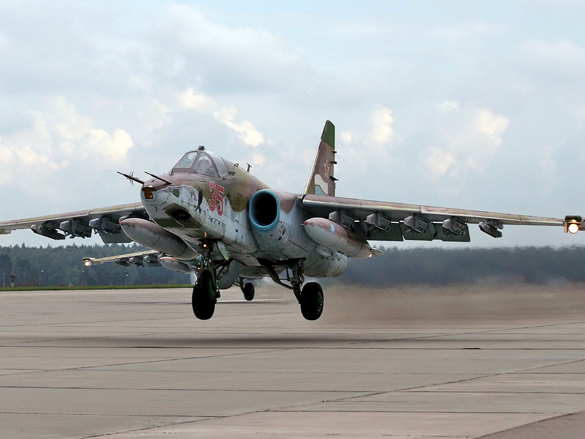 Су-25 ВКС РФ выдержал попадание зенитной ракеты, продолжив полёт: опубликовано фото последствий атаки