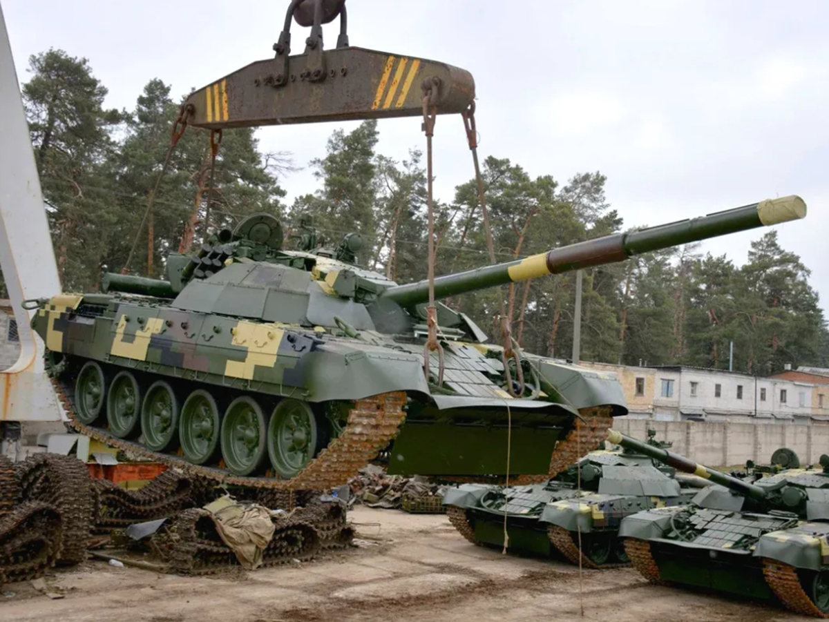 Генштаб ВСУ: Белоруссия снимает с хранения танки для передачи ВС РФ