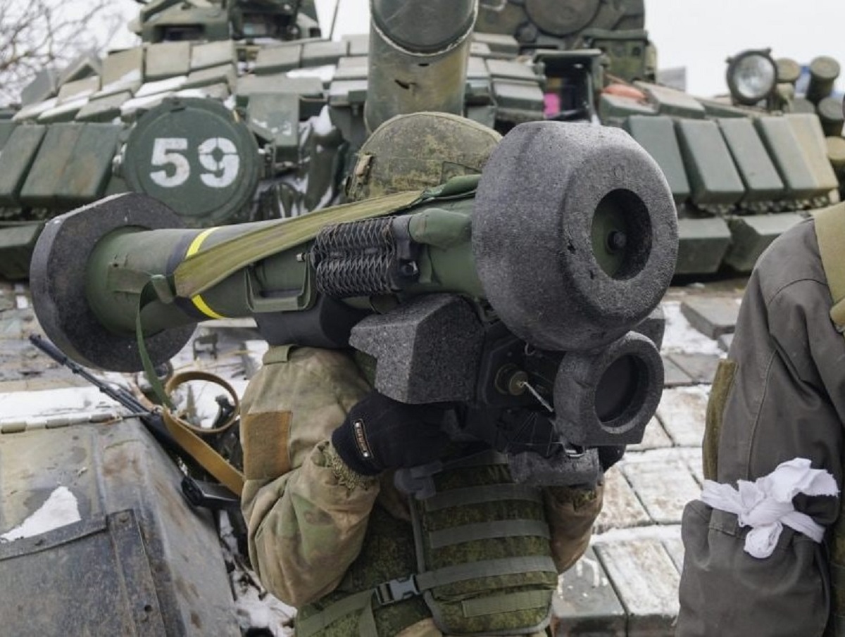 Российские военные показали на видео брошенное украинцами оружие