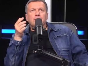 «Это призыв к тому, чтобы меня убить?»: Соловьев отреагировал на арт с Урала со своей отрезанной головой