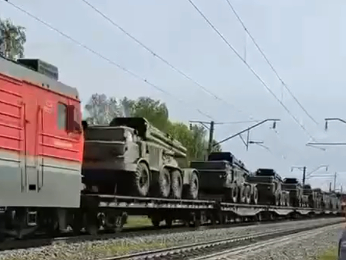 Опубликовано видео перемещения к границе с Украиной поезда с “Ураганами” и “Гиацинтами”