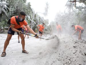 После мощного извержения вулкана, Филиппины завалило пеплом