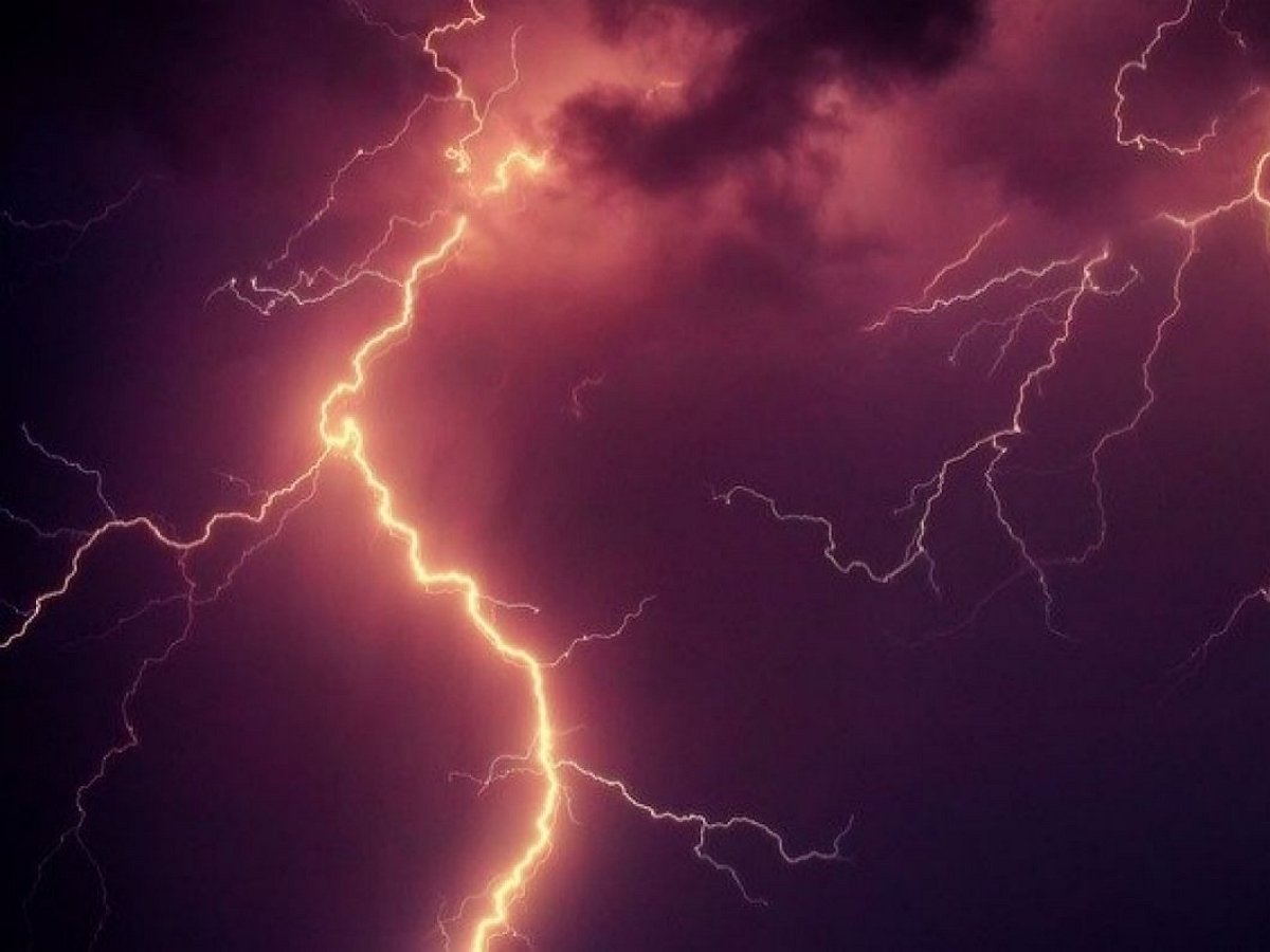 Молния ударила рядом с человеком