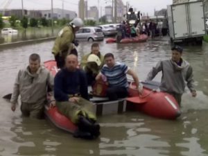 Жители Краснодара передвигаются по городу на лодках