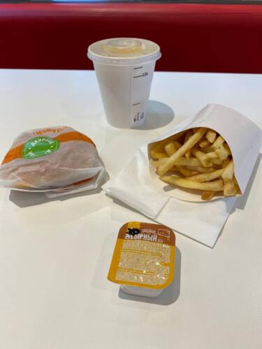 Белые пакеты и пресная картошка-фри: в России на место McDonald’s пришел «Вкусно и точка»
