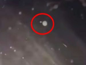НЛО в виде человеческого глаза попало на видео