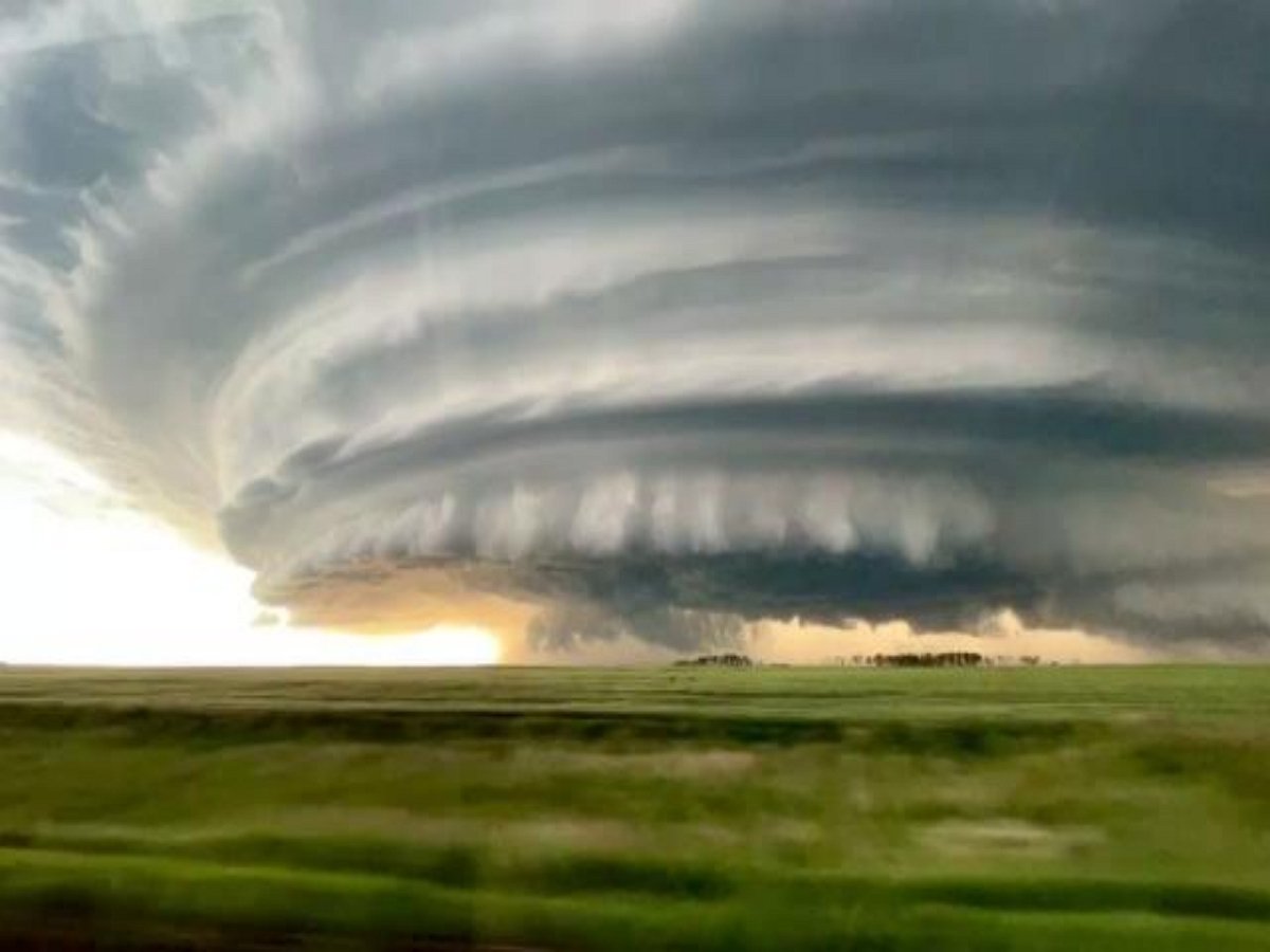 Невероятная туча в виде инопланетного корабля попала на видео