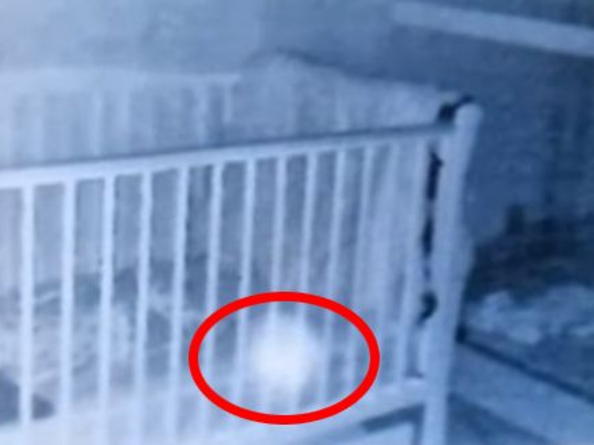 Паранормальный шар посещает детскую спальню по ночам