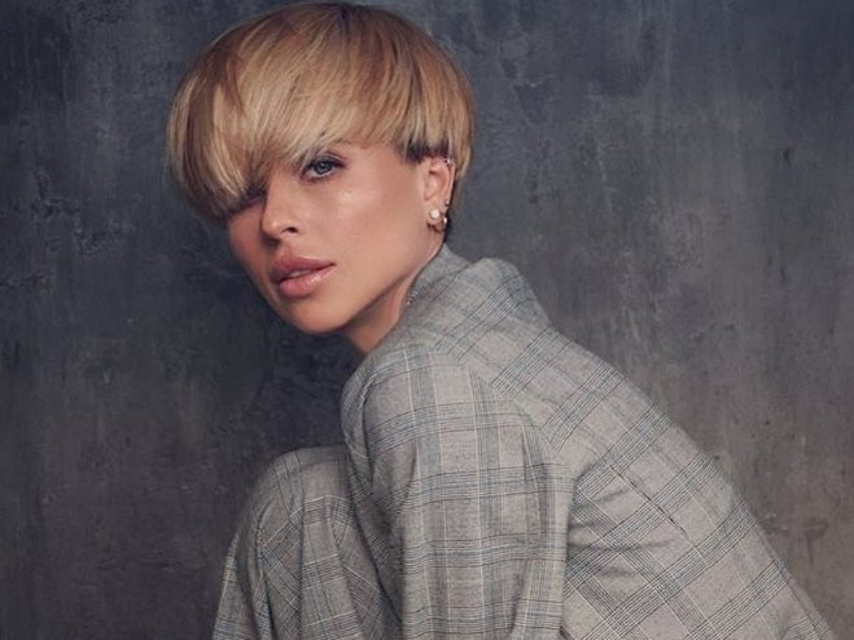 Мирослава Карпович без белья надела платье с пикантным вырезом