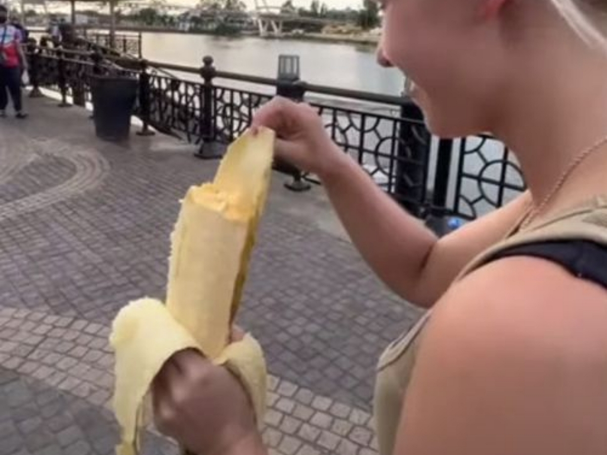 Туристы два дня ели гигантский банан