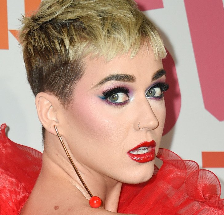 Знаменитости с неидеальными зубами