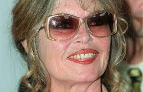 Знаменитости с неидеальными зубами