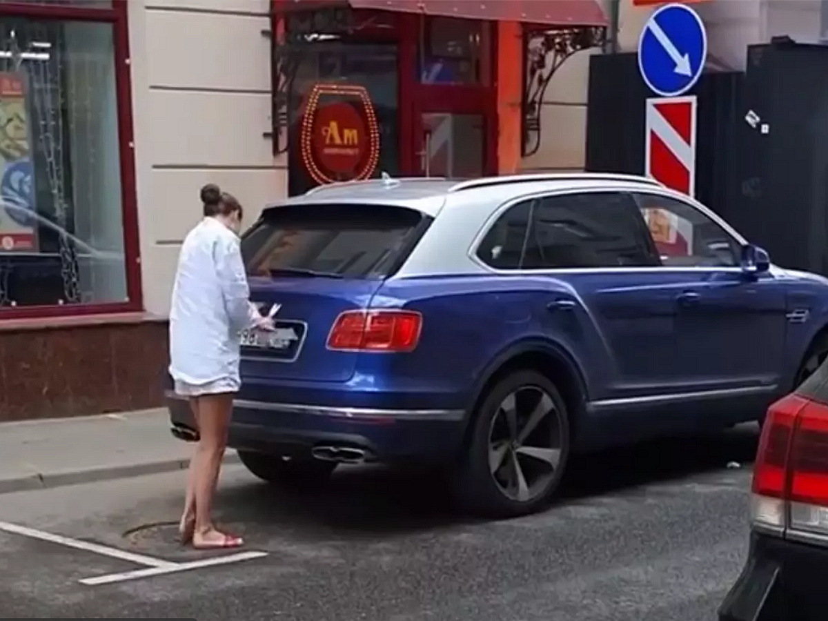 Москвичка на Bentley нашла способ экономить на парковке