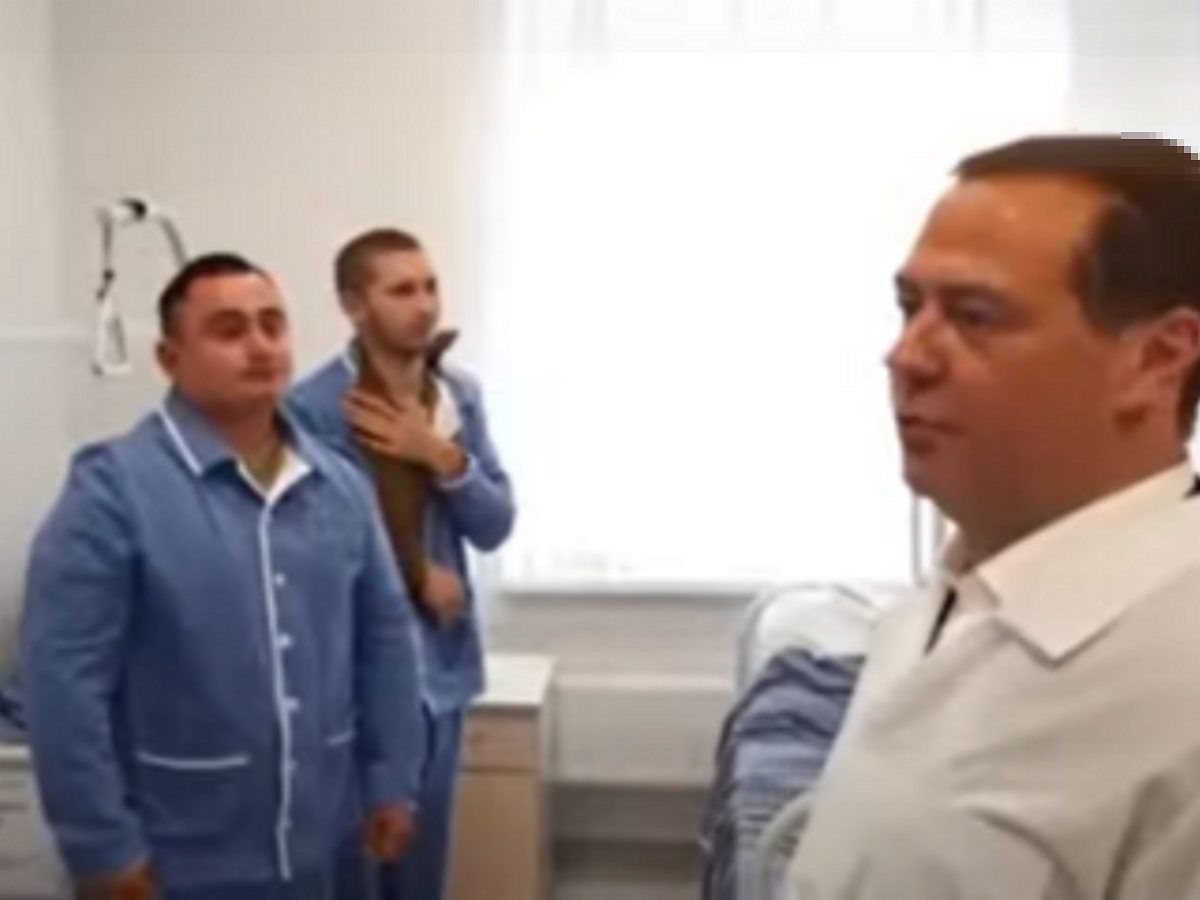 Беседа Медведева с ранеными военными в госпитале напомнила юзерам диалоги Тарантино