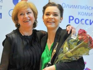 Тренер по фигурному катанию Елена Водорезова госпитализирована с COVID-19