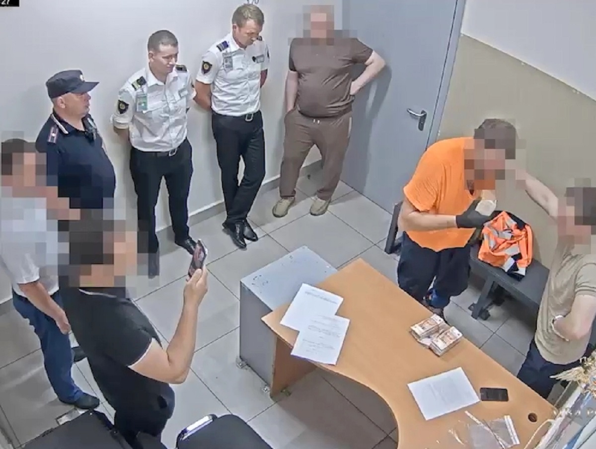 Грузчик «Шереметьево» украл из багажа пассажиров 21 млн рублей и попал на видео