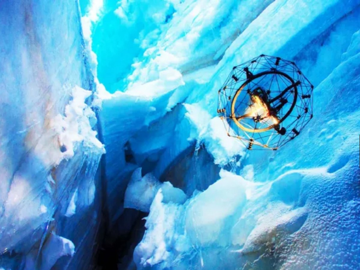 Беспилотник показал, как выглядит ледник изнутри