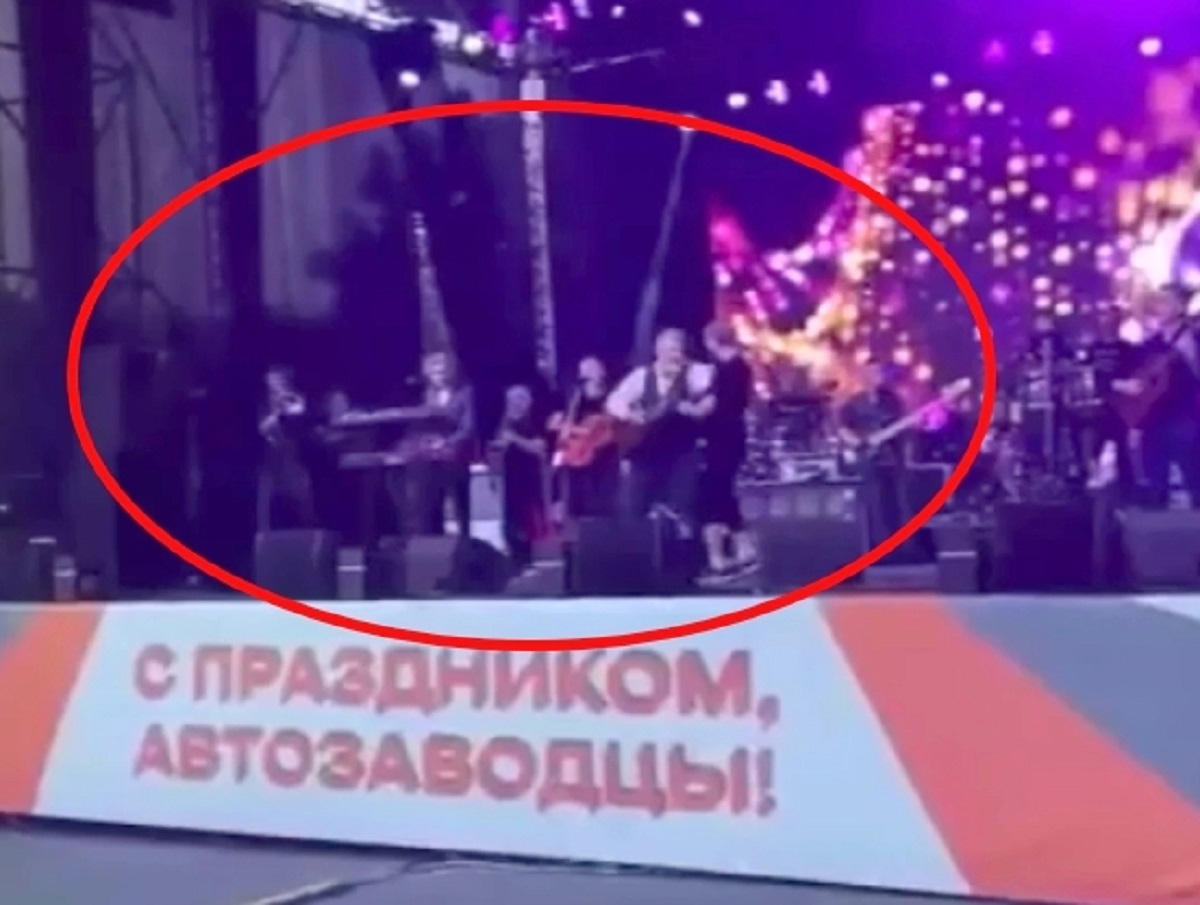 Наглый фанат на сцене получил удар от Агутина: инцидент засняли на видео
