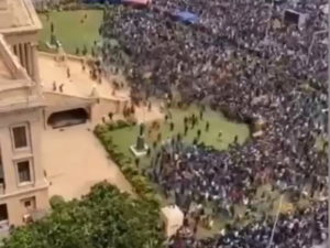 Захватив штурмом президентскую резиденцию на Шри-Ланке, протестующие стали купаться в бассейне 