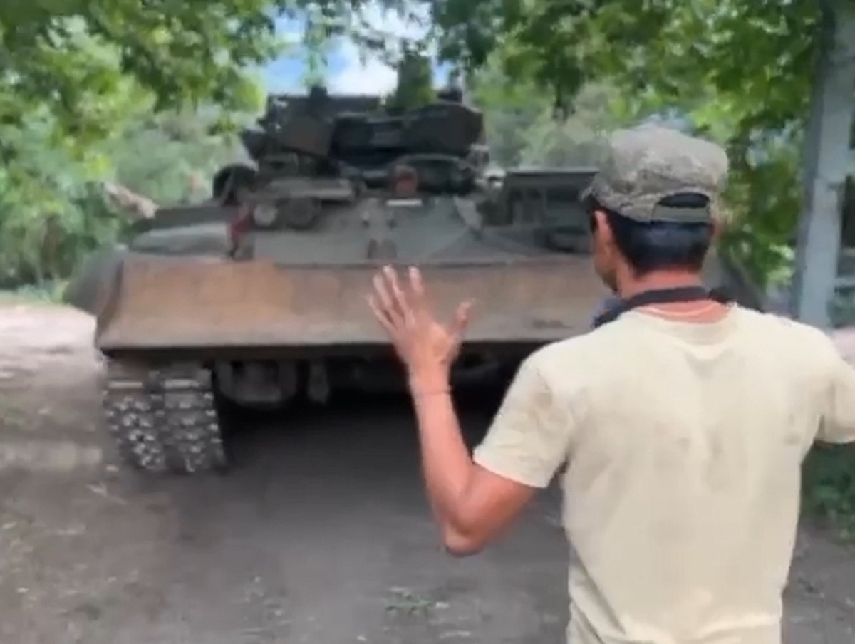 Военные РФ угнали украинский танк с поля боя под Донецком (ВИДЕО)