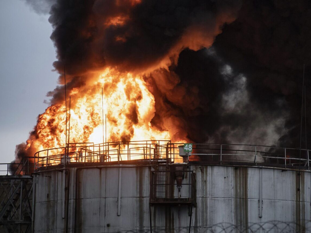 ВСУ ударили из РСЗО HIMARS по нефтебазе в Донецке: опубликованы кадры последствий обстрела