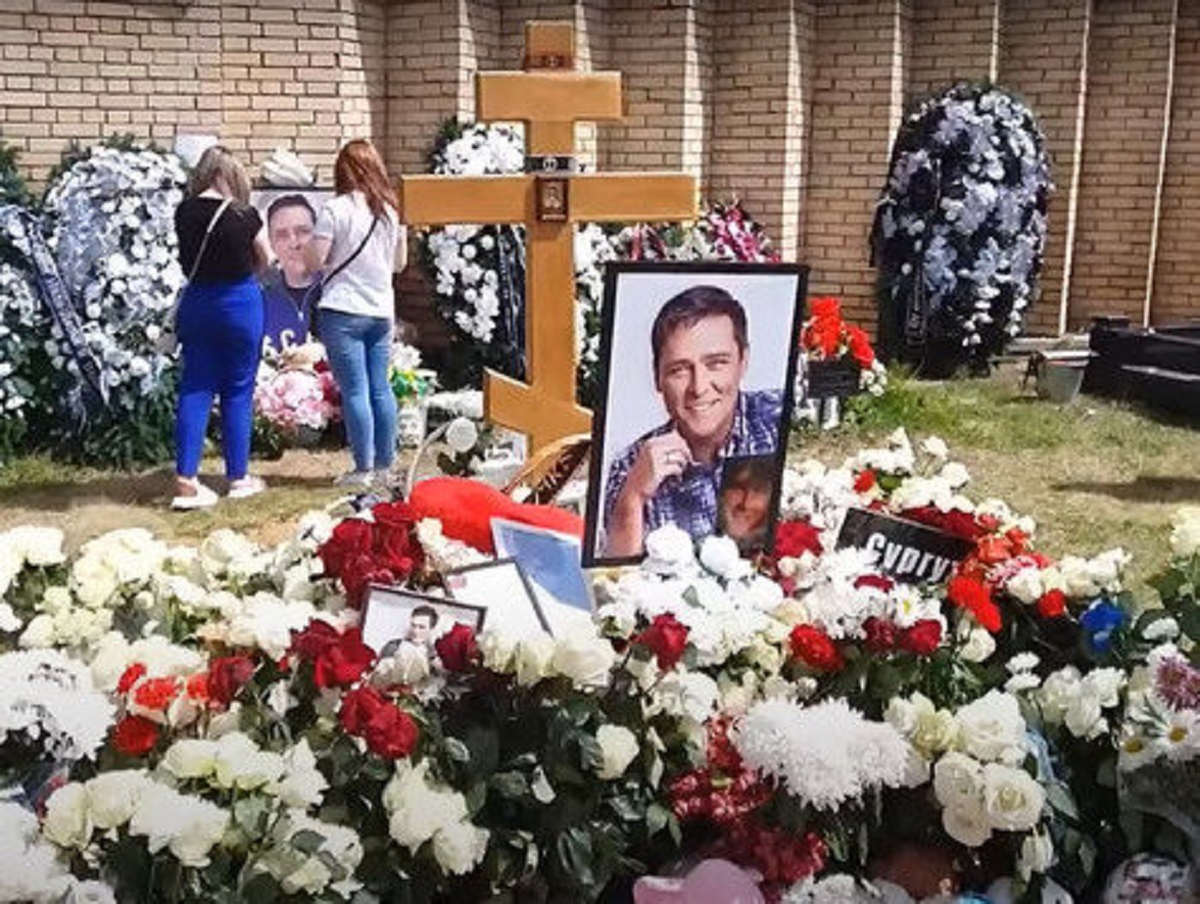 У могилы Юрия Шатунова на Троекуровском кладбище поставили охрану