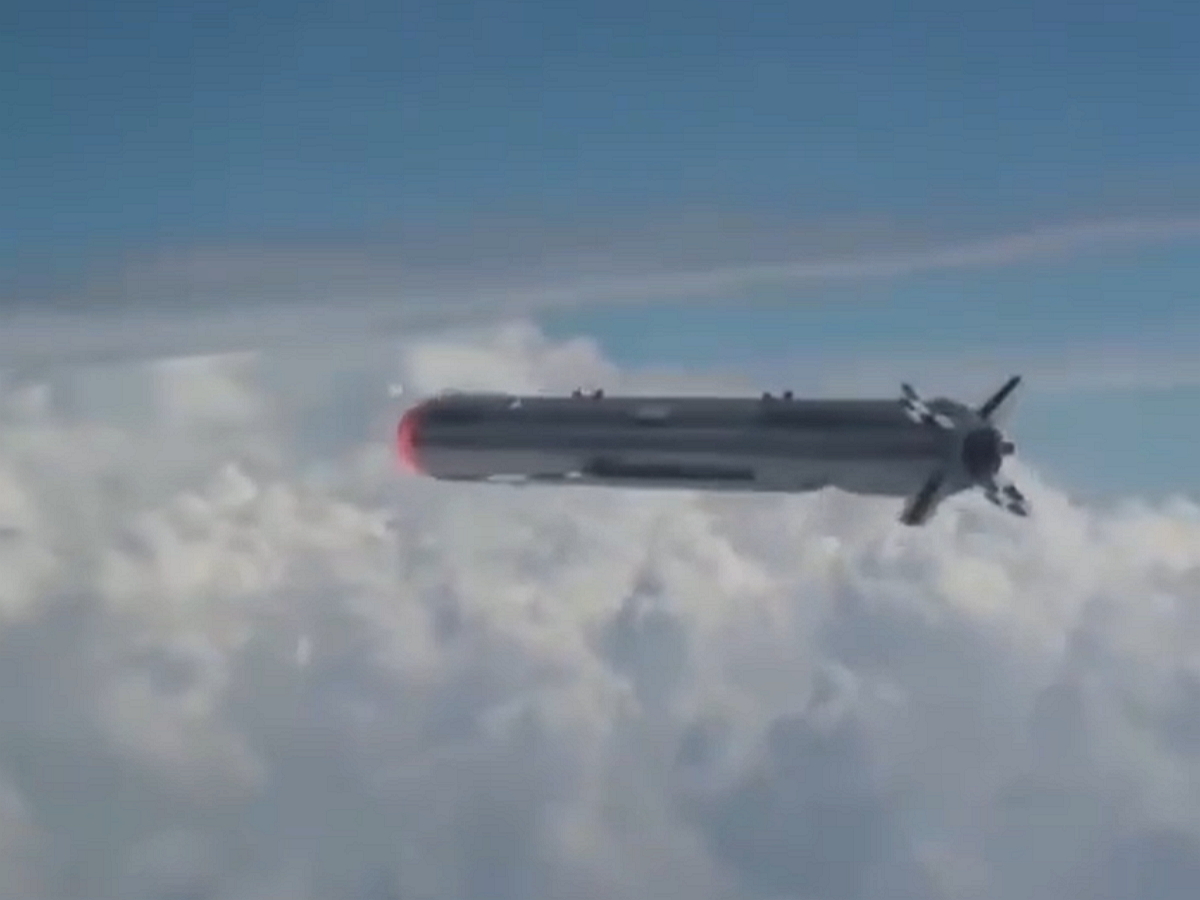 Пилот истребителя снял из кабины уникальное видео полета крылатой ракеты