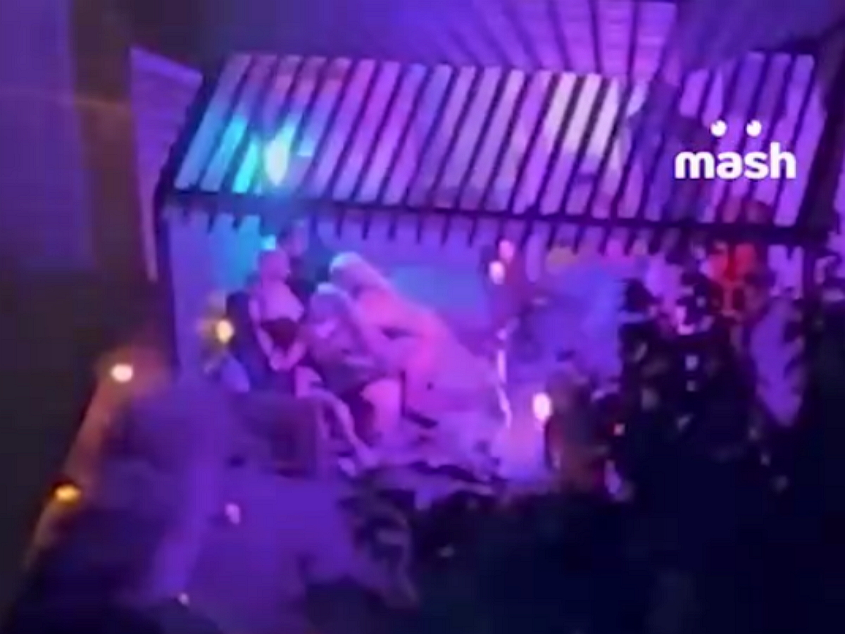 Съемки фильма для взрослых в ночном клубе в центре Москвы попали на видео