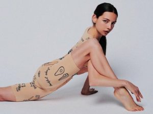 «Девушка, завязывайте!»: российская гимнастка оскандалилась, прилюдно задрав ногу выше головы