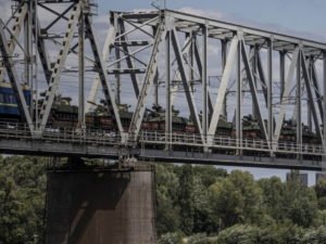 Киев отправил на Донбасс десятки новых танков  