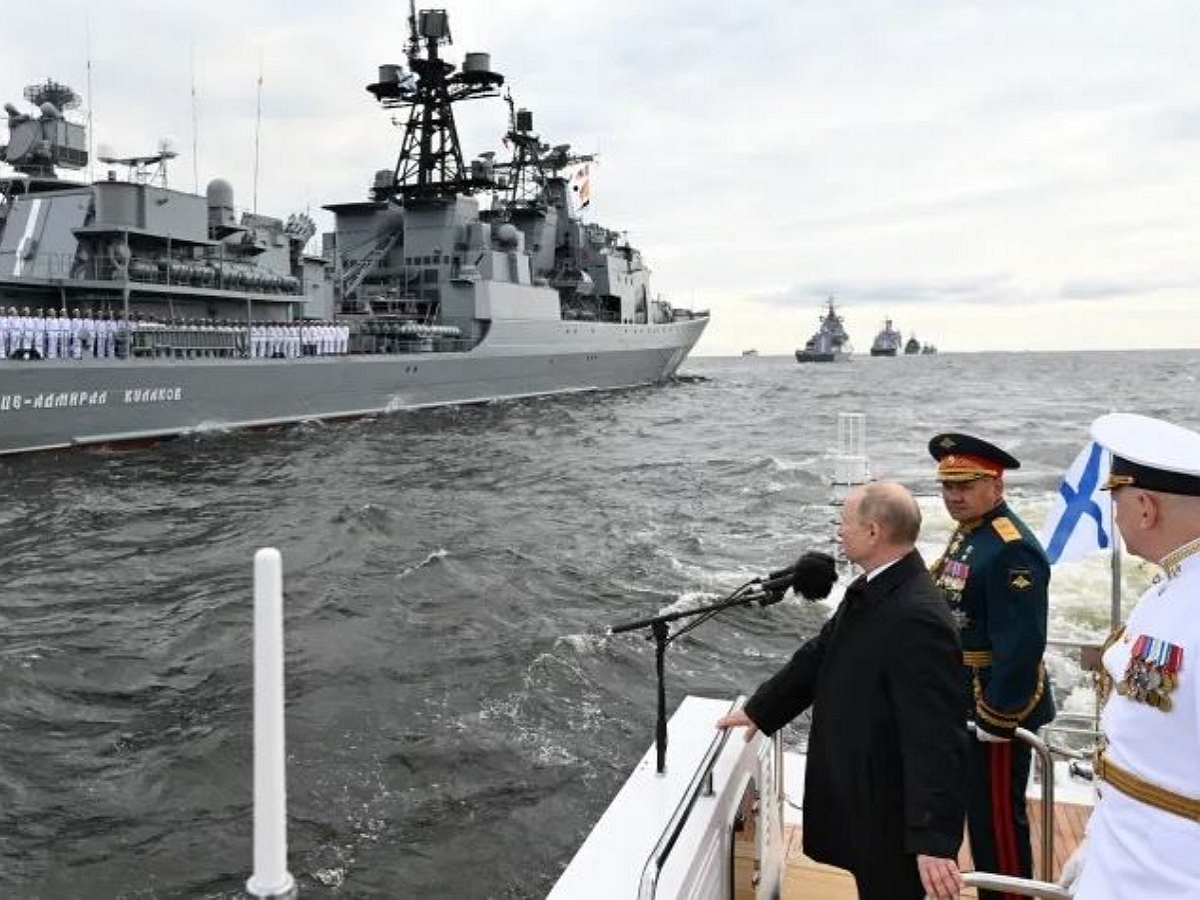 В Петербурге прошел главный военной-морской парад: Путин на катере обошел парадную линию