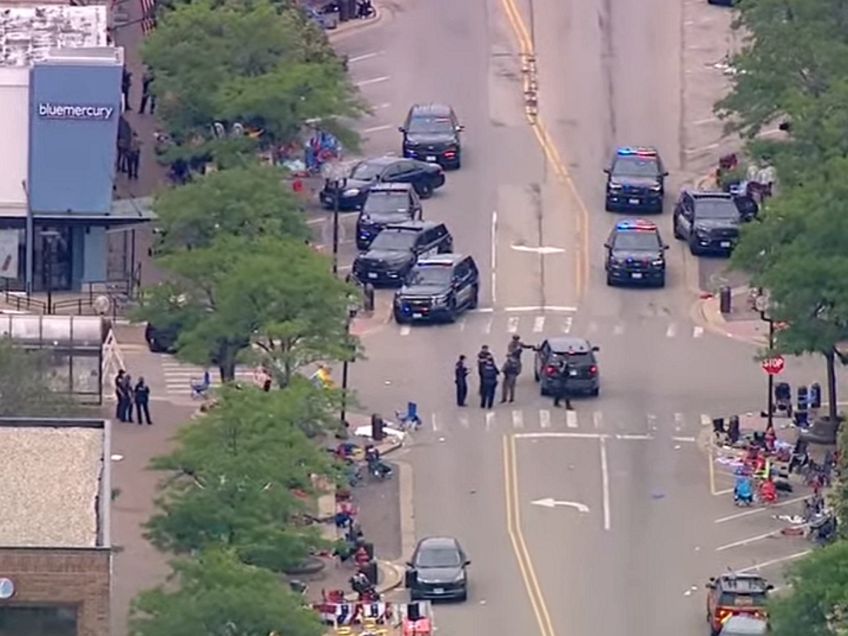 Стрелок с крыши дома расстрелял парад в пригороде Чикаго: 6 погибших