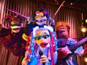 Кукольные инопланетяне стали звездами сцены в клипе группы Coldplay «Biutyful»