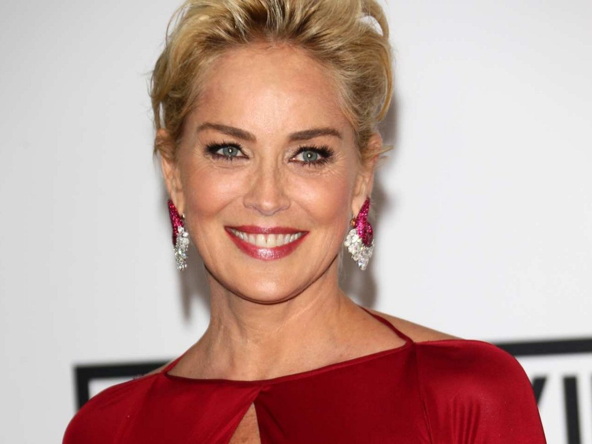 64-летняя Шерон Стоун без стеснения показала обнаженную грудь на камеру