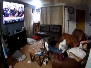 На парня, смотревшего телевизор дома на диване, рухнул потолок