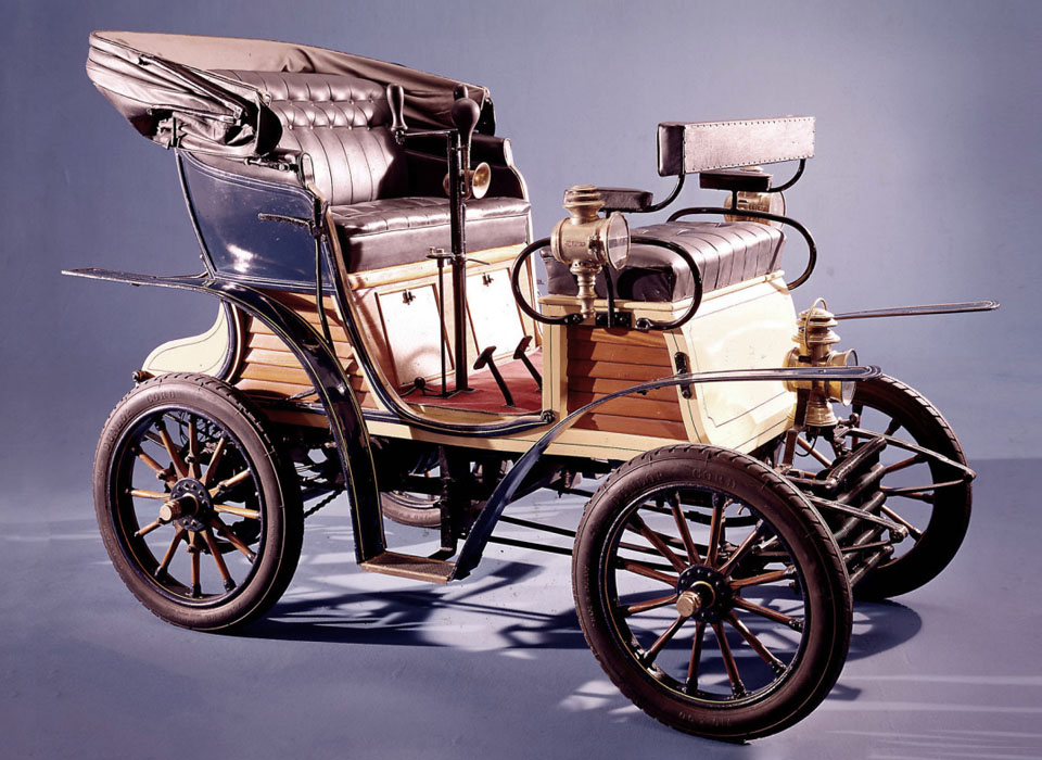Как выглядели самые первые автомобили всемирно известных компаний